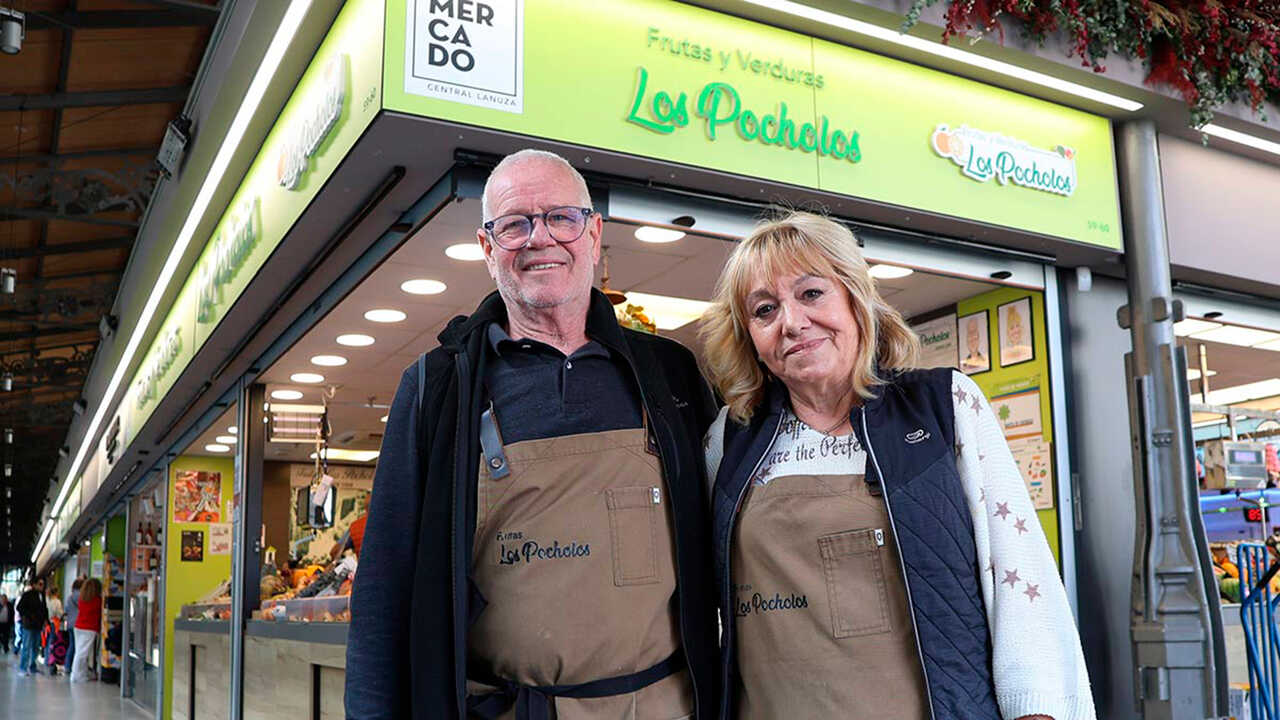 Iñaki Ornad, Central Market fruit vendor: “We try not to raise prices too much, although the harvest is smaller”
